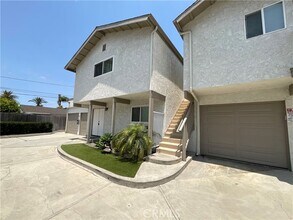 Building Photo - 2641 Santa Ana Ave