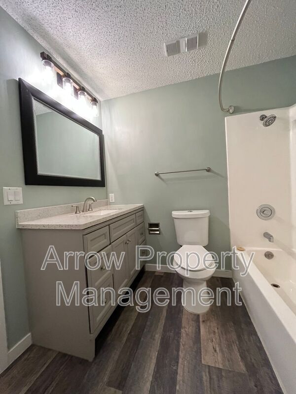 Building Photo - 3405 Holdrege St