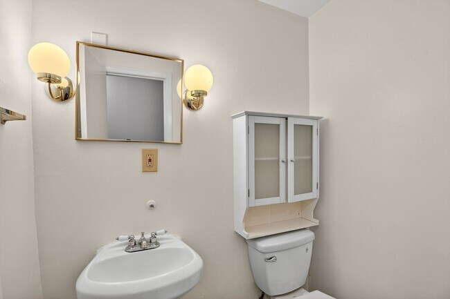 Building Photo - Available Now! 2Bd / 1.5Ba in the Heart of Adams Morgan!