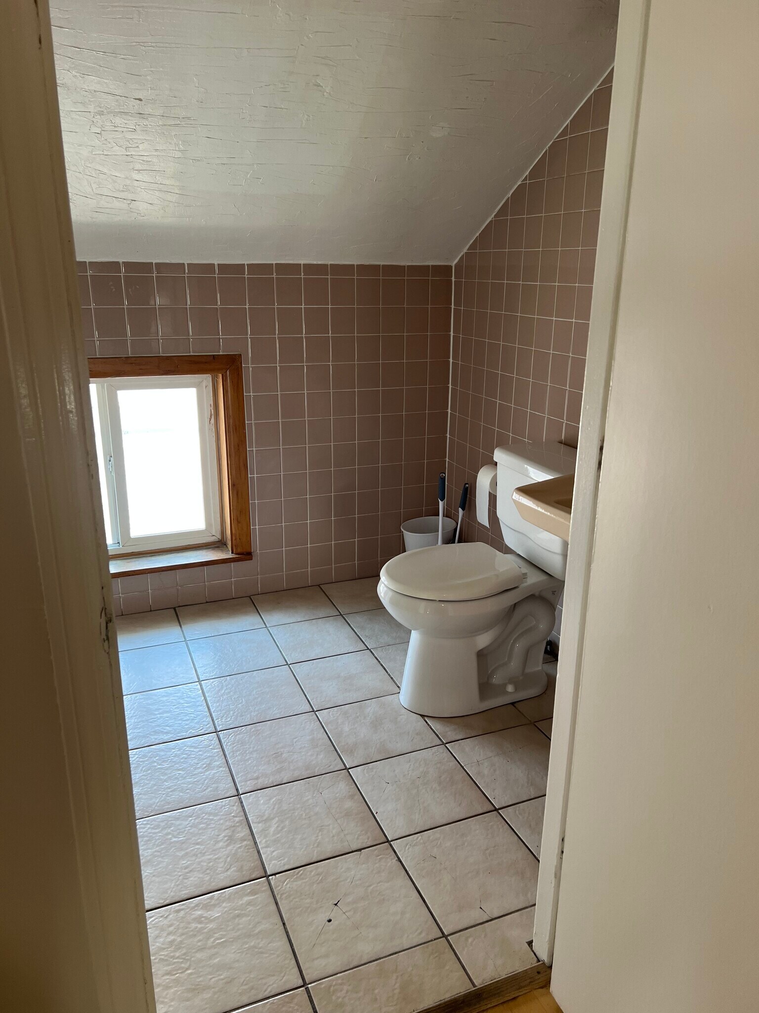 Building Photo - 196 Pine St