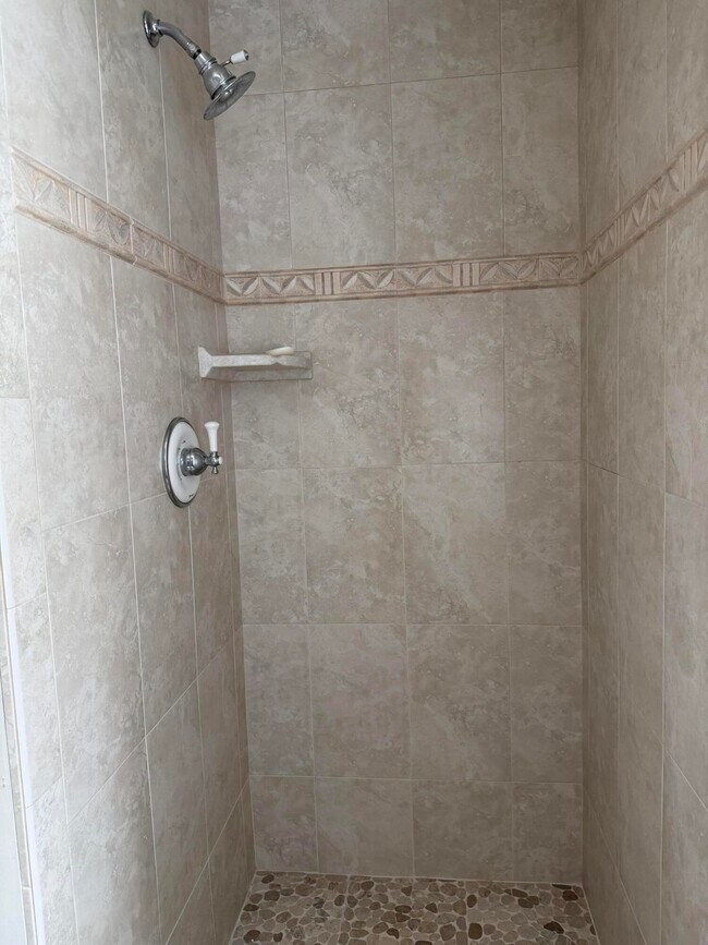 Building Photo - 3550 Kings Point Dr