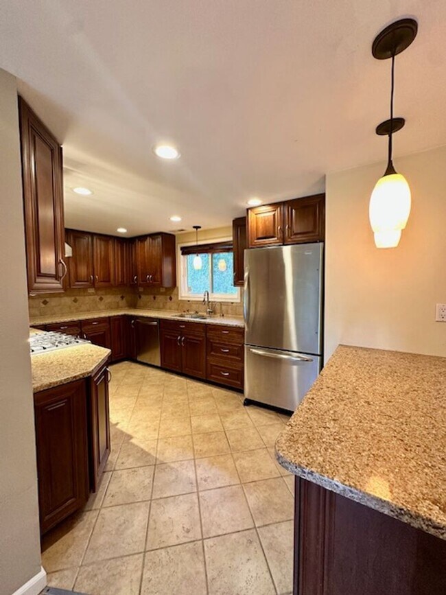 Building Photo - Private cozy rambler in the Issaquah school district