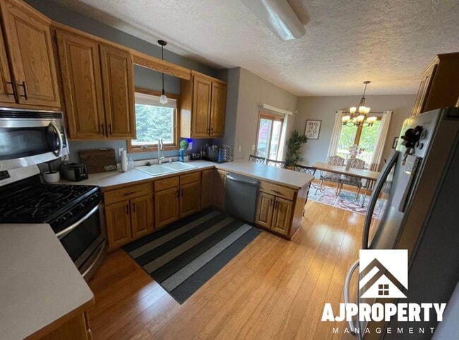Building Photo - 3105 S Dawley Cir