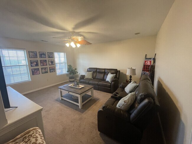 Building Photo - 636 W Marshall Dr