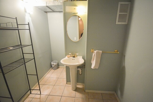 Building Photo - Fantastic 2 bed 2.5 bath Home In Cul-De-Sa...