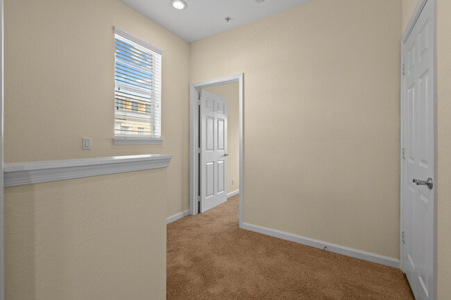 Building Photo - 147 Greenwich Cir