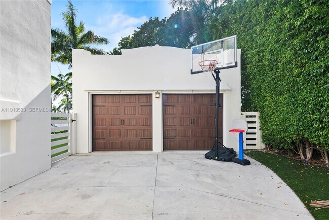 Building Photo - 5800 La Gorce Dr