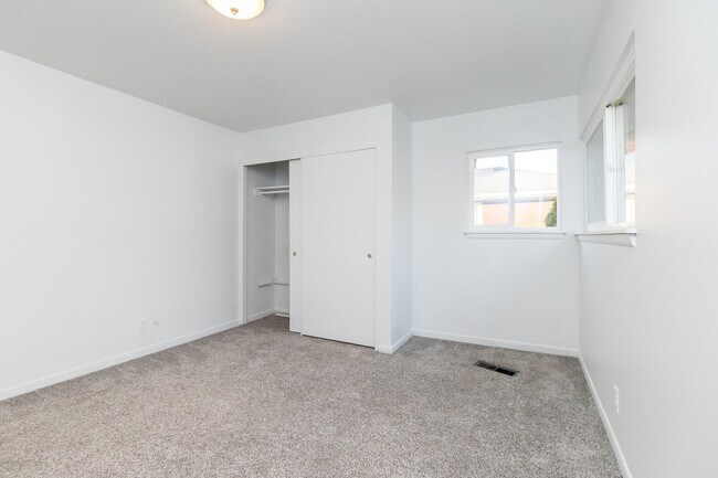 Building Photo - 18248 Farmington Rd