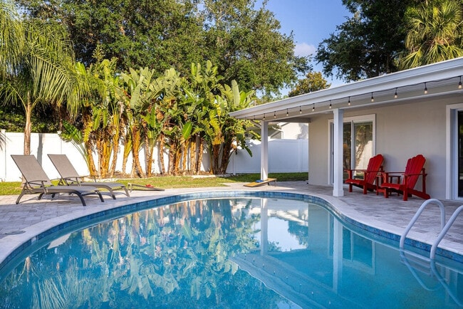 Building Photo - 802 Camelia Dr