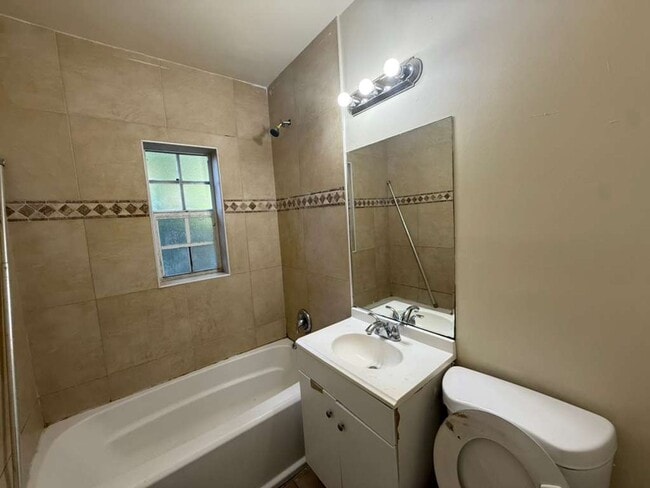 Building Photo - Large 5-2 house