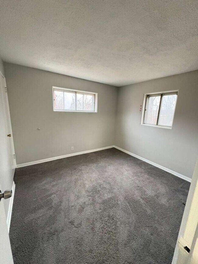 Building Photo - Spacious & Updated Bedford Home with Modern Touches