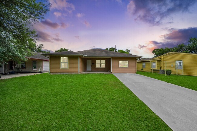 Building Photo - 608 Trinity