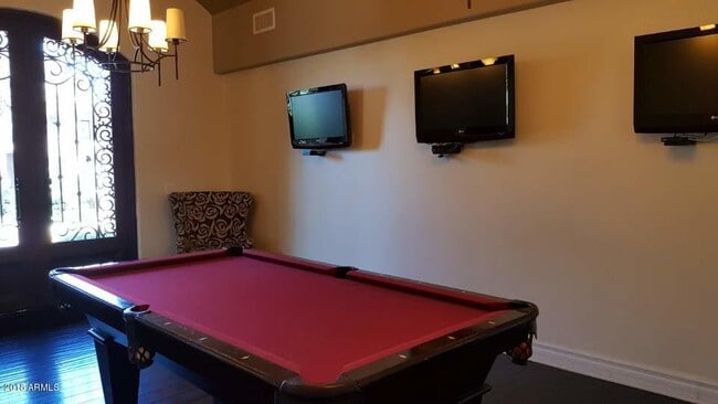 Building Photo - 1367 S Country Club Dr