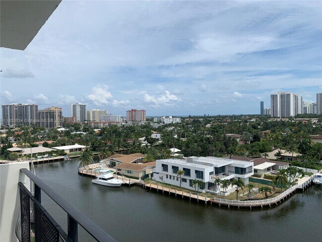 Building Photo - 401 Golden Isles Dr