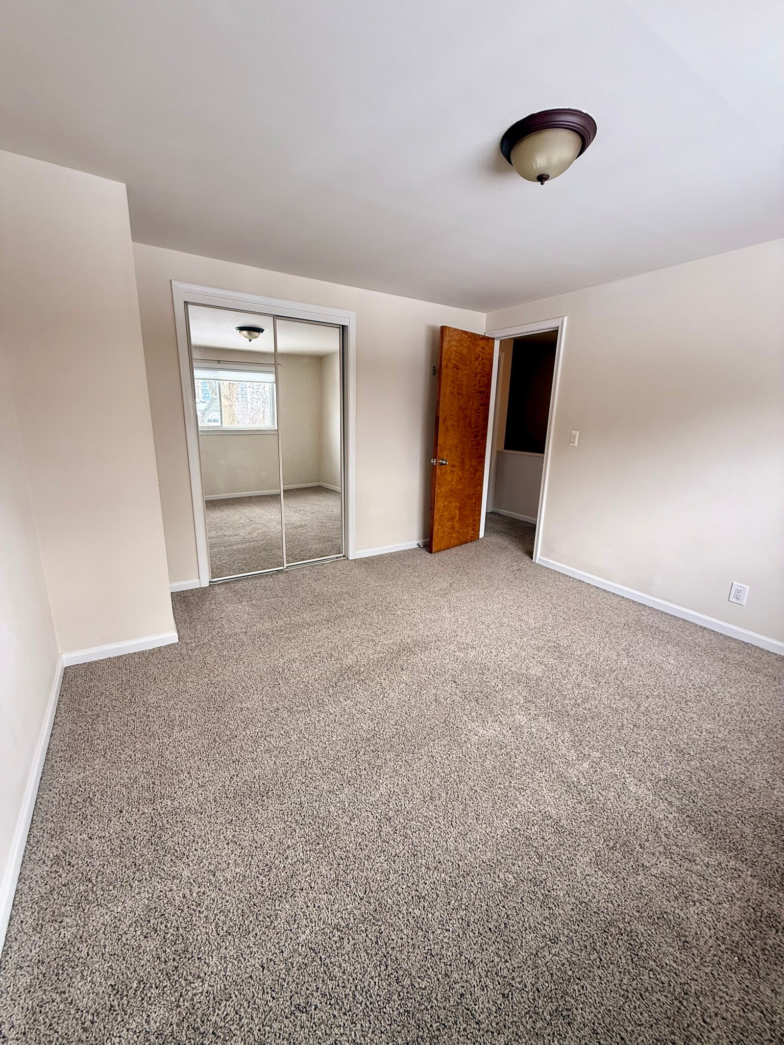 Building Photo - 130 E Farnum Ave