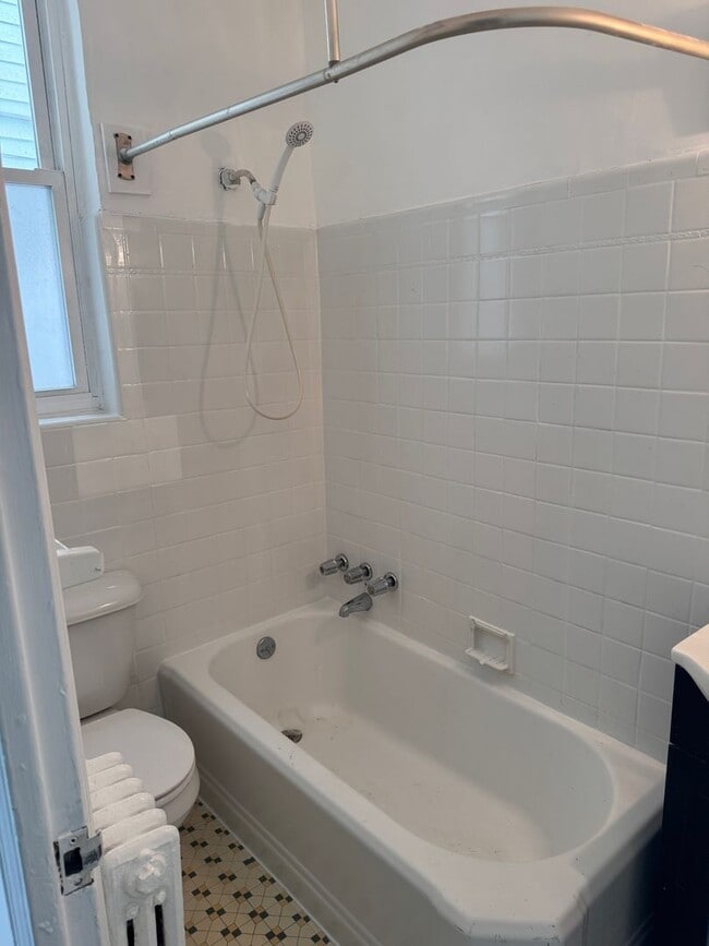 Building Photo - Studio, 1 bathroom apartment ready for move in!