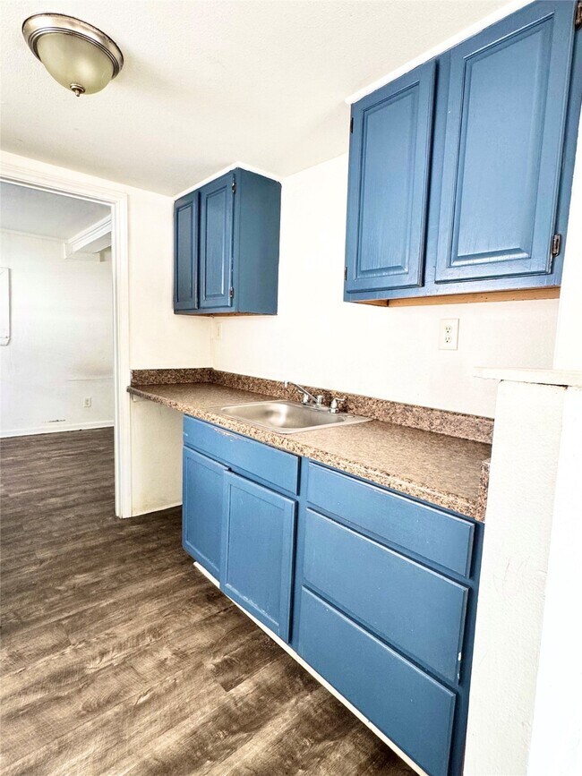 Building Photo - 910 N 67th St