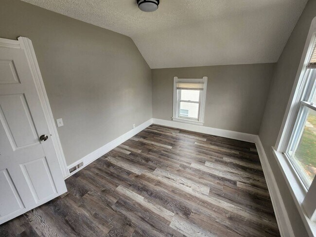 Building Photo - Charming 4-Bedroom Property in Prime Location (SECTION 8 VOUCHERS ACCEPTED)