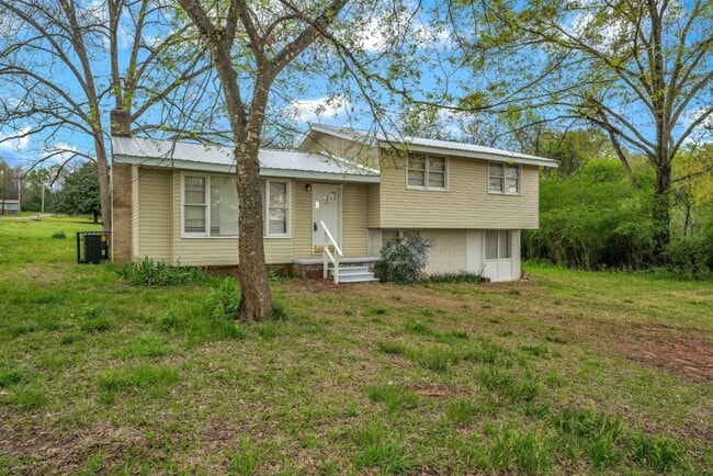 Building Photo - Don’t Miss This Beautifully Renovated Home...