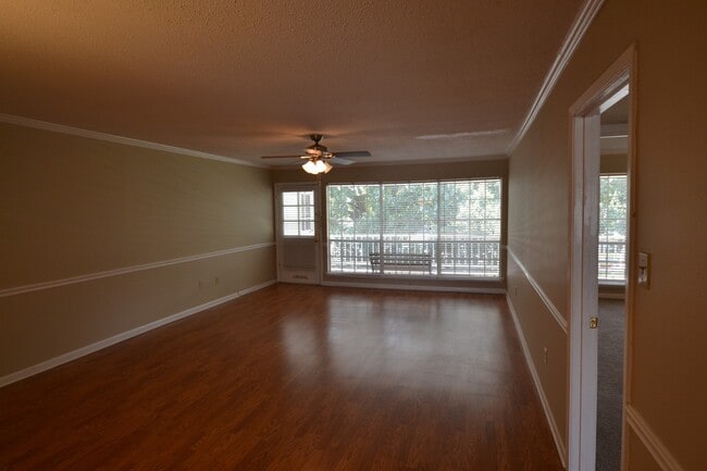 Building Photo - Gated Community!  2 bedroom, 2 bath Condo is excellent location off Jefferson Hwy