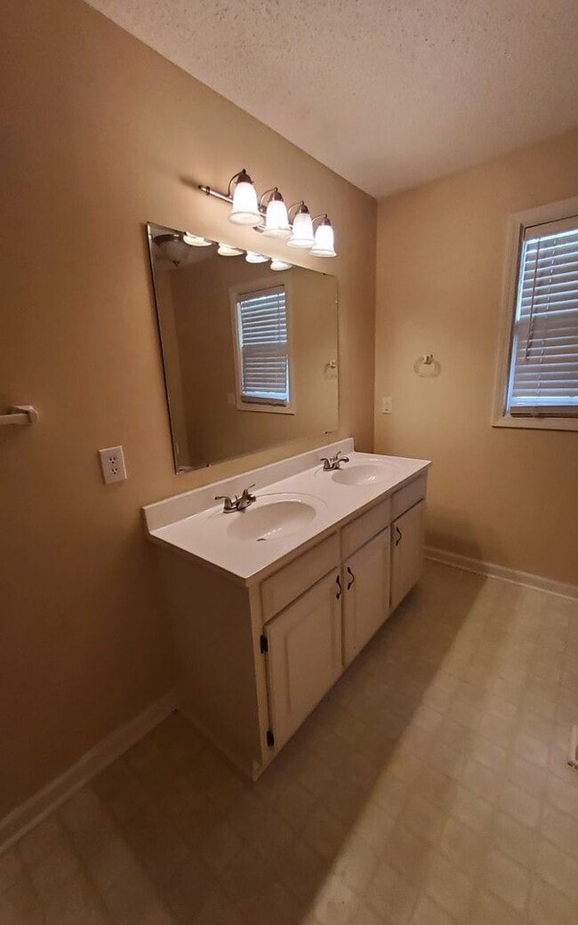 Building Photo - Beautiful Home in Wintergreen Subdivision!