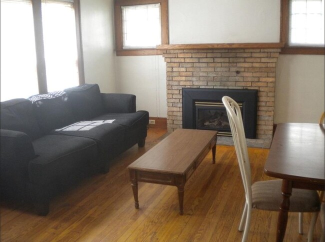 Living Room - 827 Sylvan Ave