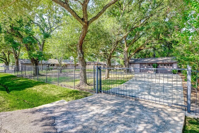 Building Photo - 9218 Hammerly Blvd