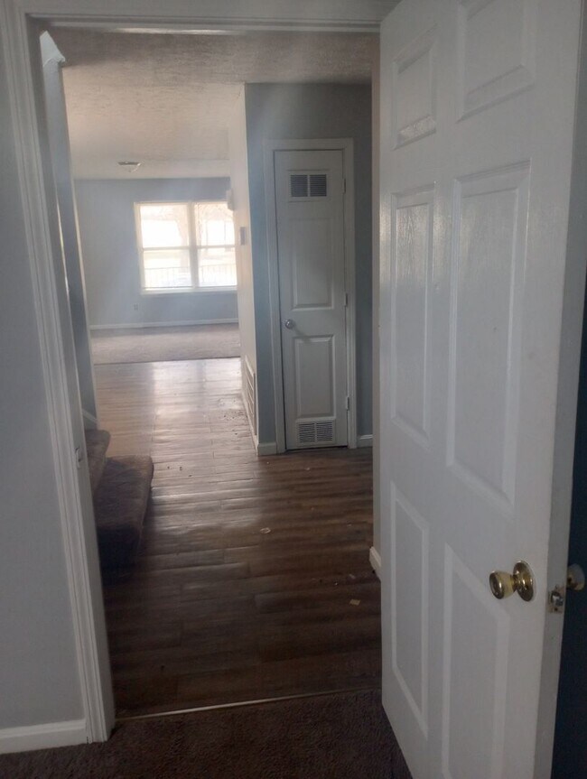 Building Photo - Spacious 3-bedroom Brick House