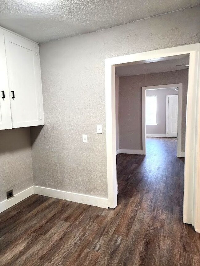 Building Photo - Fantastic 1 Bed 1 Bath Duplex in Shartel B...