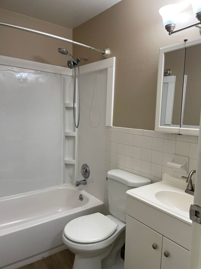 Building Photo - One story 2 bedroom with washer/dryer hook up