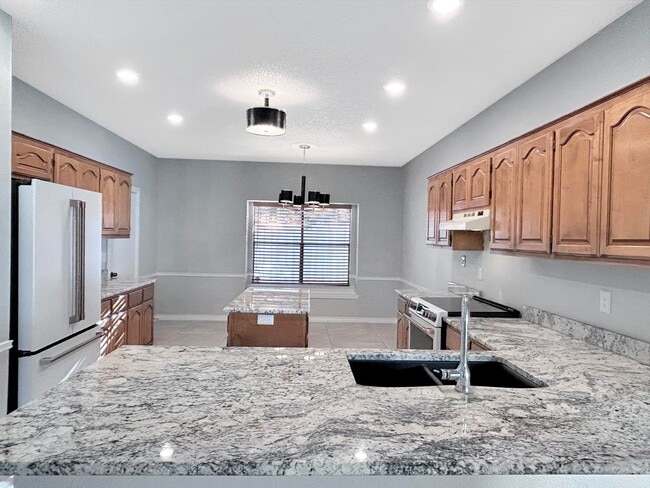 Building Photo - Updated Gem Near Thousand Oaks