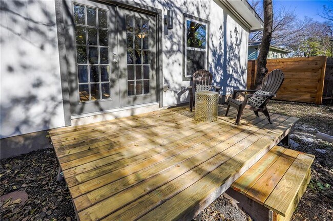 Building Photo - 407 W Odell St