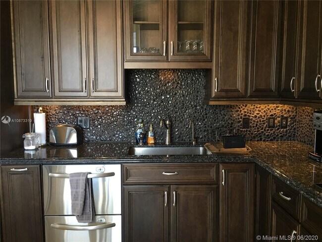 Building Photo - 100 S Birch Rd