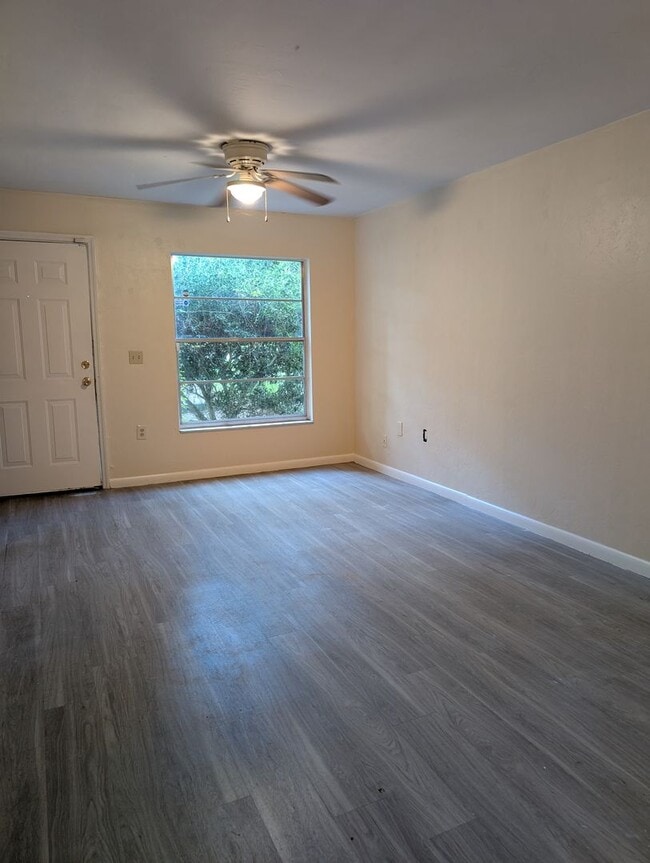 Building Photo - Tower Oaks 6934