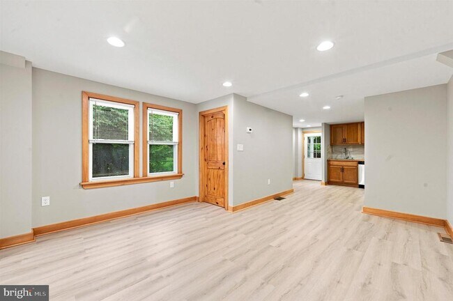 Building Photo - 705 Forrest St