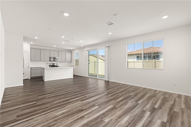 Building Photo - 895 Brookdale Dr