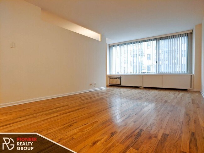 Building Photo - 4600 N Clarendon Ave