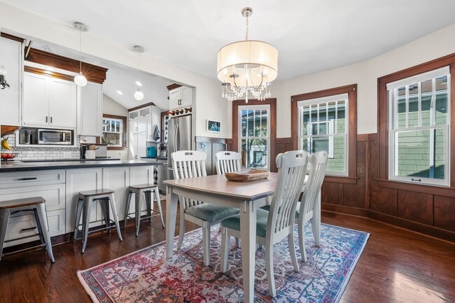 Building Photo - Charming 2-Bedroom Home for Rent in the He...