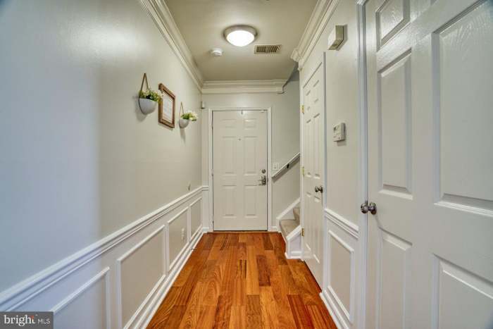 Main level walk way - 8185 Halley Ct