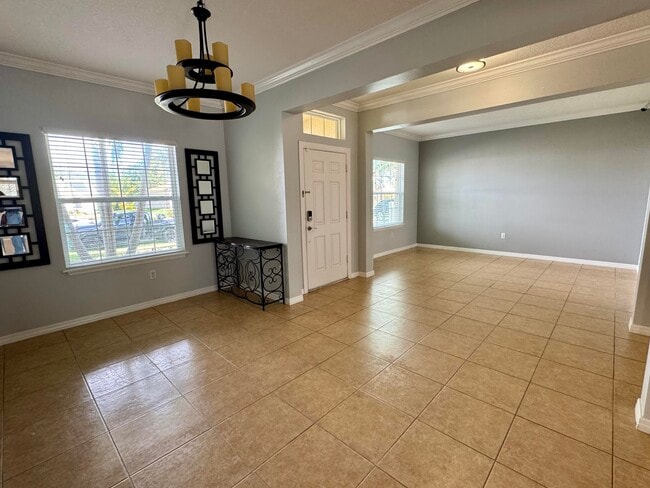 Building Photo - 520 SW Dailey Ave