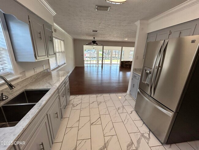 Building Photo - 205 Sunset Ln