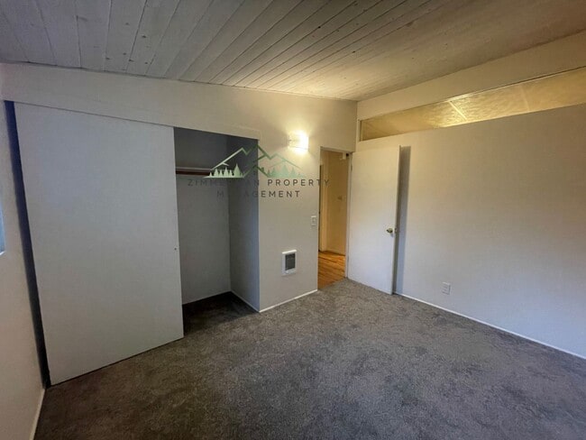 Building Photo - Quiet Friendly Street Neighborhood 3bd/1ba House