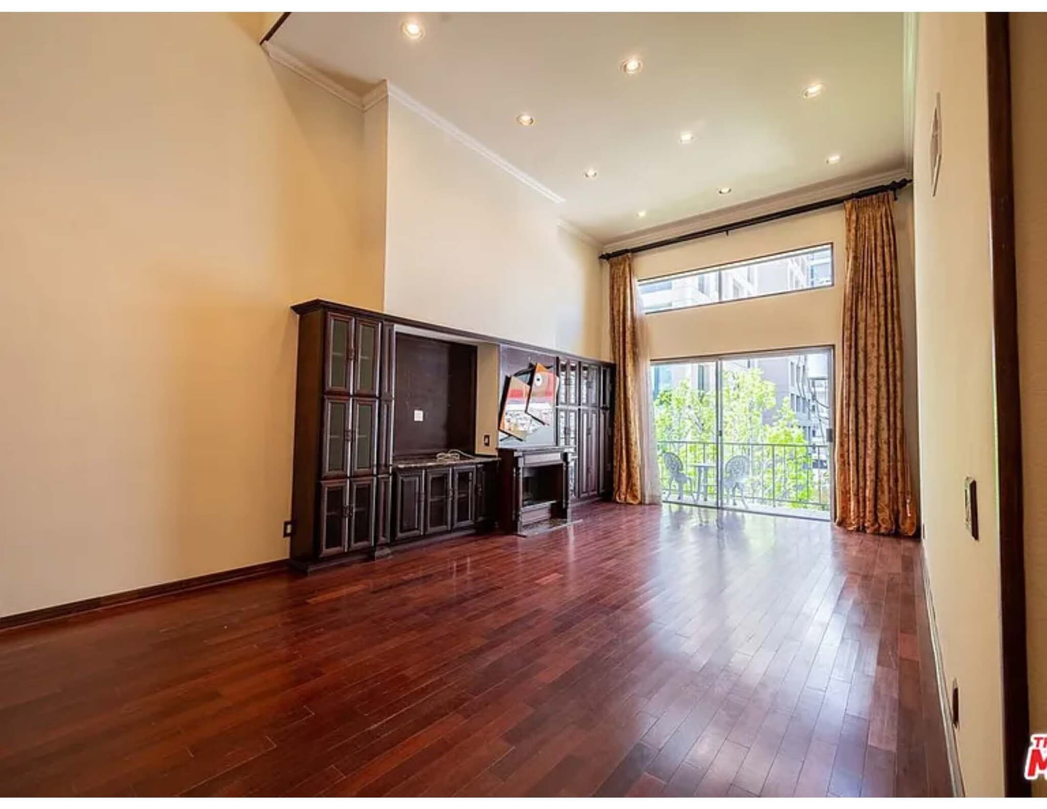 Great Room - 10511 Ashton Ave