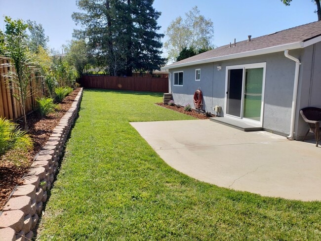 Building Photo - 4 Bed 2 Bath with Beautiful Large Yard!!