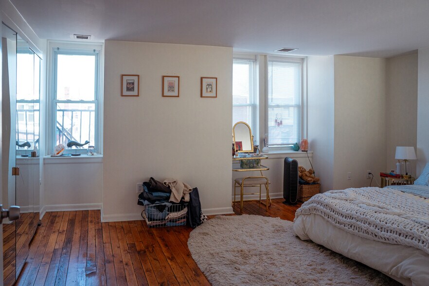 Building Photo - 625 S Negley Ave