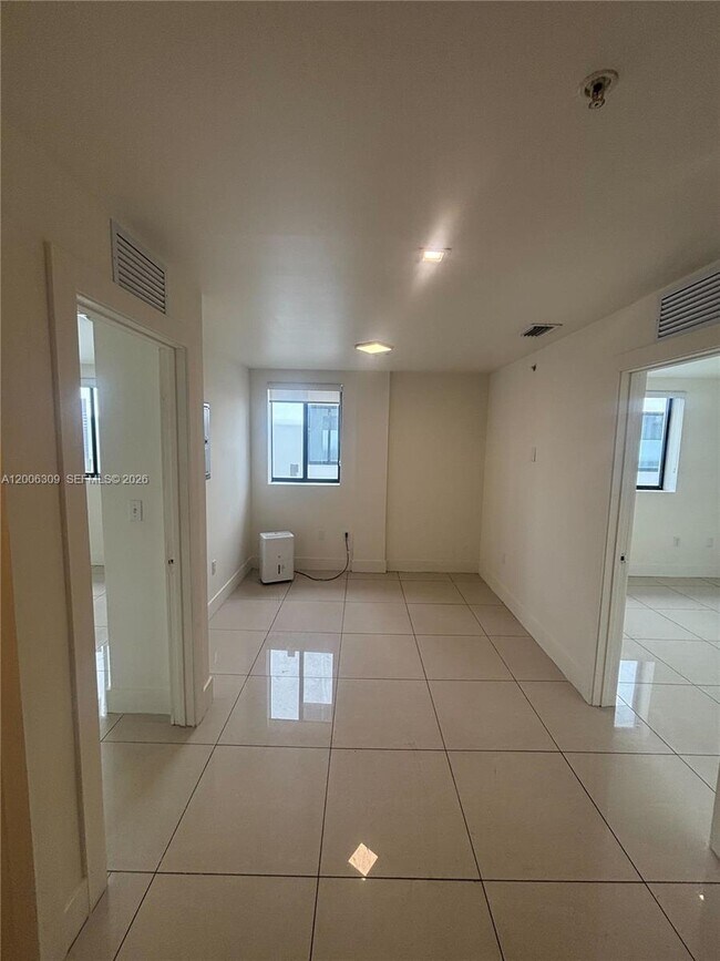 Building Photo - 821 SW 18th Ave