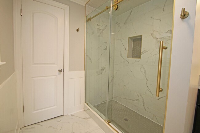 Building Photo - 3205 Oak Ridge Rd