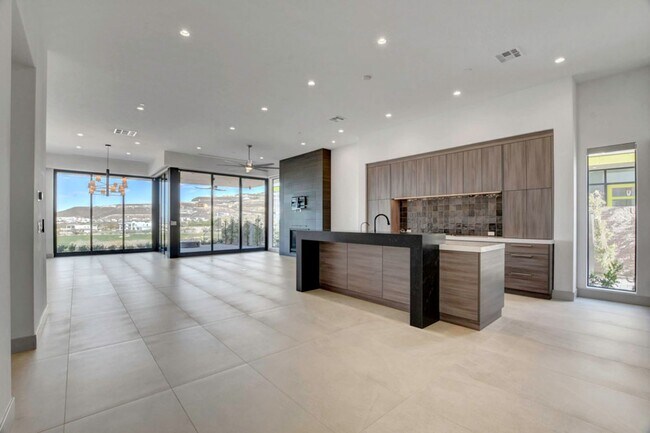 Building Photo - MacDonald Highlands Beauty With Awesome Views