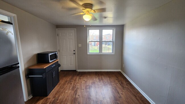 Building Photo - Row home with stainless appliances, central a/c, small pets ok*!