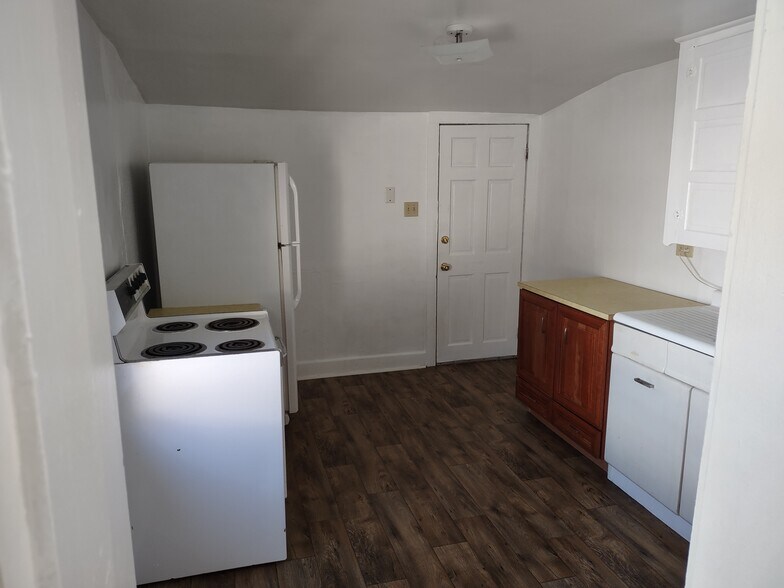 kitchen overview - 408 S 6th St